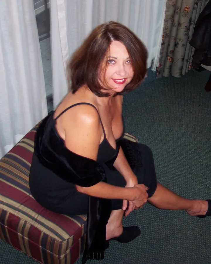 Femme en tenue de soirée, posant sur une terrasse