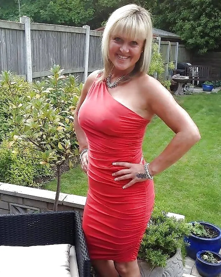 femme blonde en robe rouge une épaule, jardin
